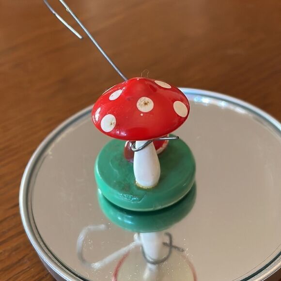 Tiny vintage Goula Spain wooden Santa under a toadstool - Picture 4 of 7